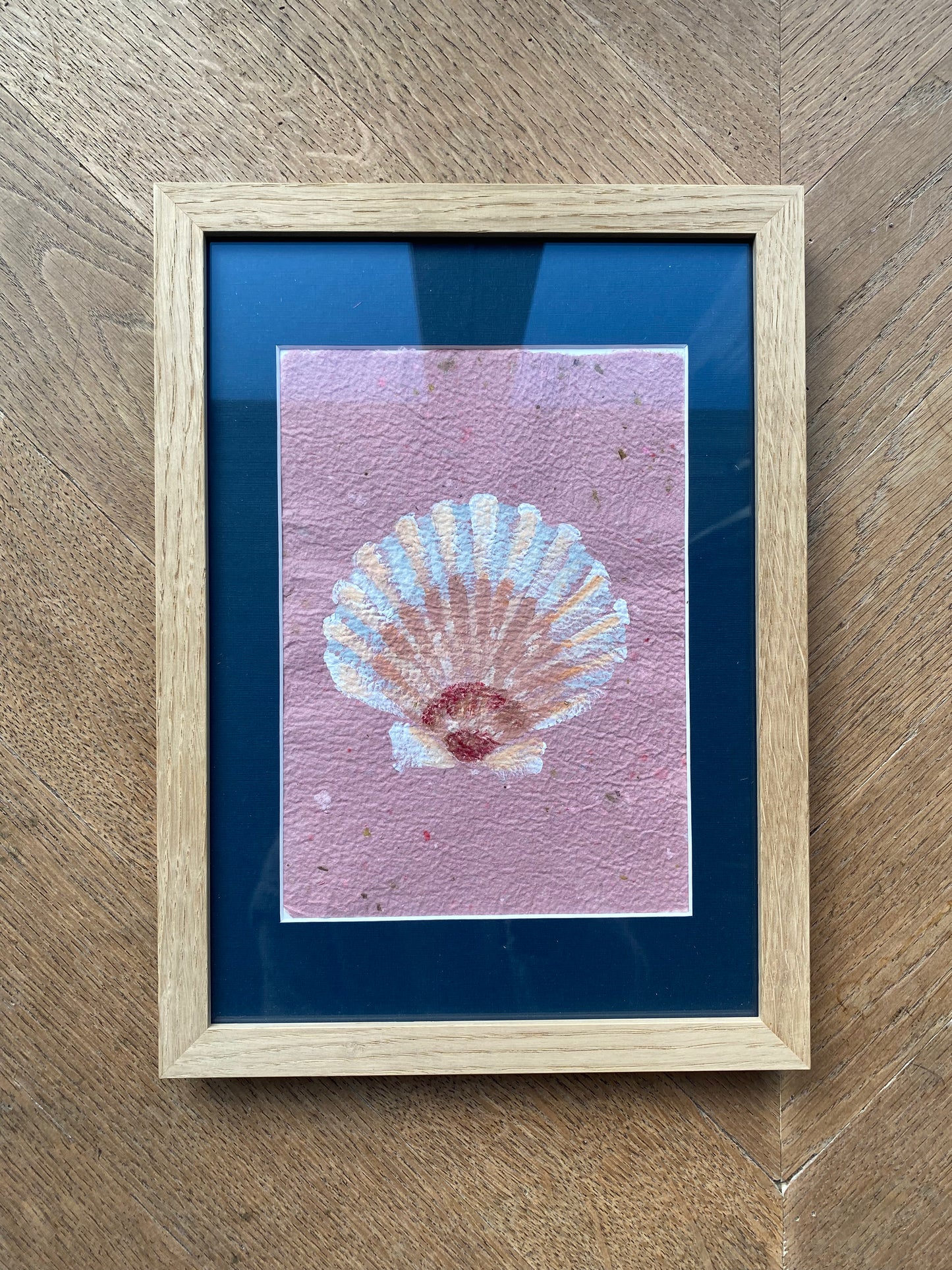 Venusschelp op roze handgemaakt papier (ingelijst)